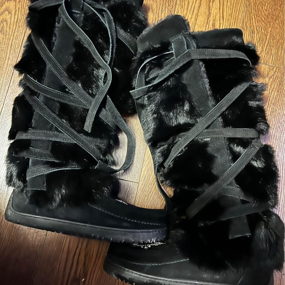 Elegant Black Fur-Lined Winter Boots - Picture 2 of 4